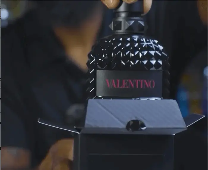 Image of Jean Smell Good unboxing the Valentino Born in Roma Extradose perfume
